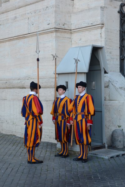 swissguardshavingaconfab.jpg